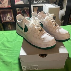 Pre owned men’s Nike Air Force 1 07 white
Malachite green/white Size 12